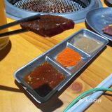 这家烤肉店真解放双手！体会帅哥烤肉的快乐！