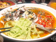 凤凰鱼头王（整只）送菠菜面-凤凰湘语·海派湘菜(浦东旗舰店)