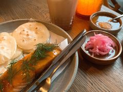 烟熏三文鱼配烤饺子皮和芥末籽酱-BOR Eatery(安福路店)