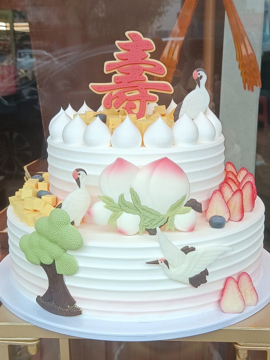 老人生日买了个大蛋糕 漂亮