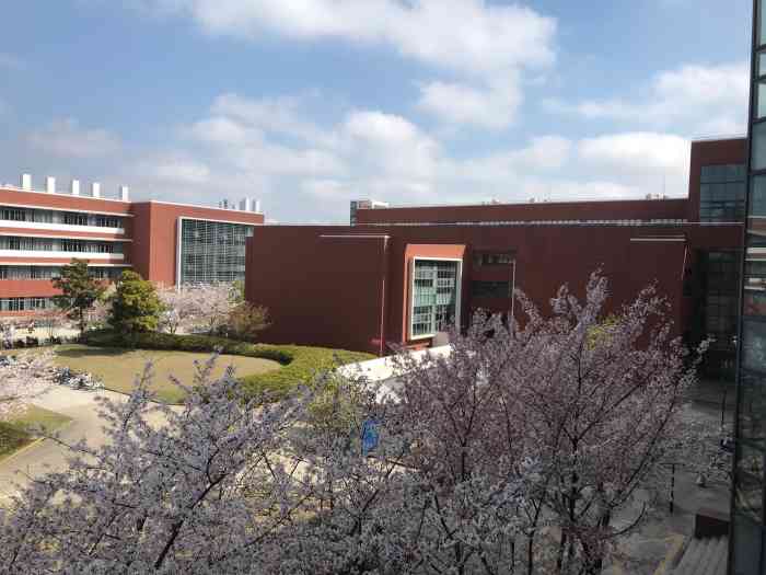 华东师范大学(闵行校区)-"我师就像是一个温婉的小姑娘,浓妆淡抹总相.
