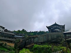-石上人家