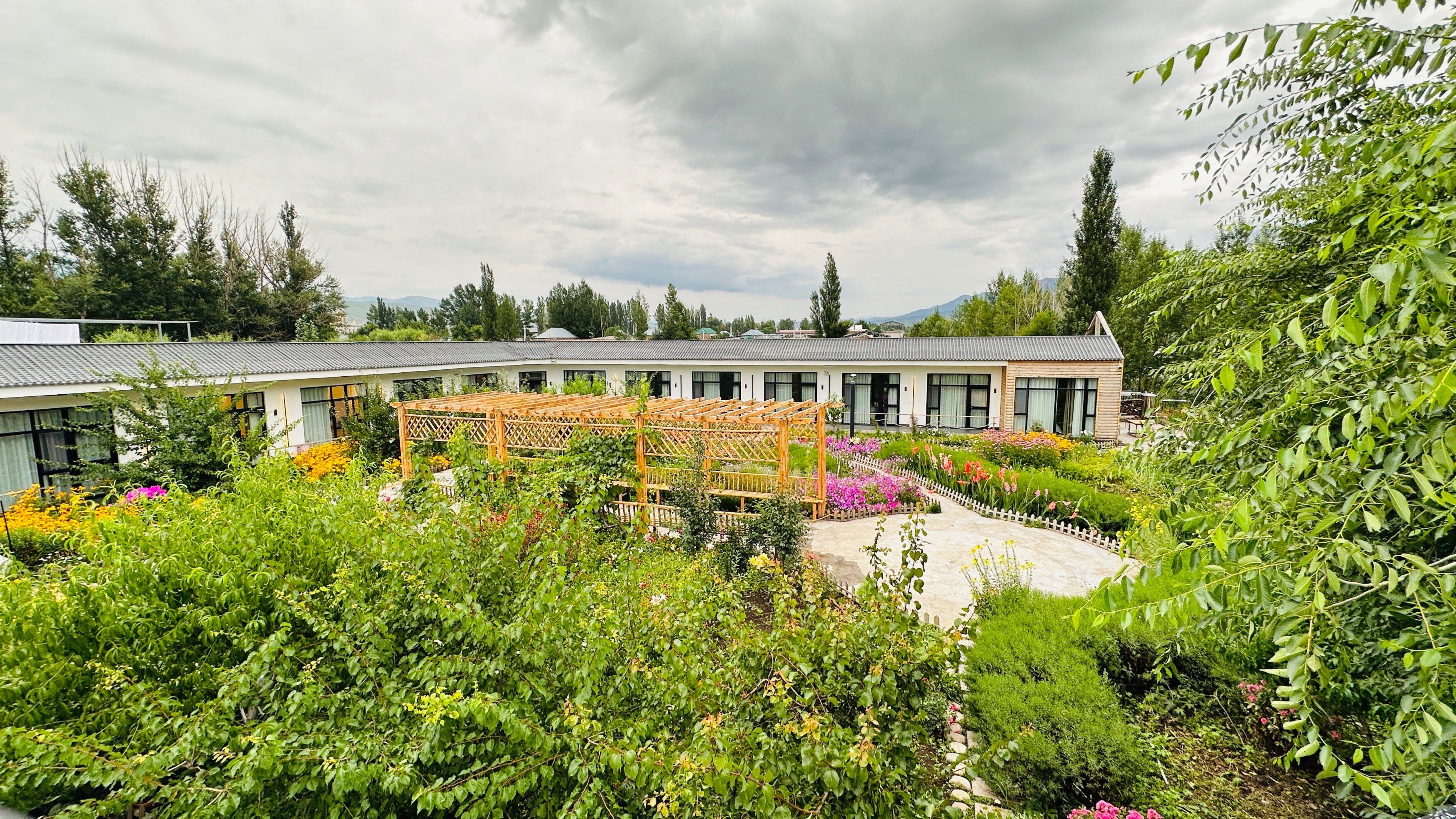 那拉提草原旁边的神仙名宿