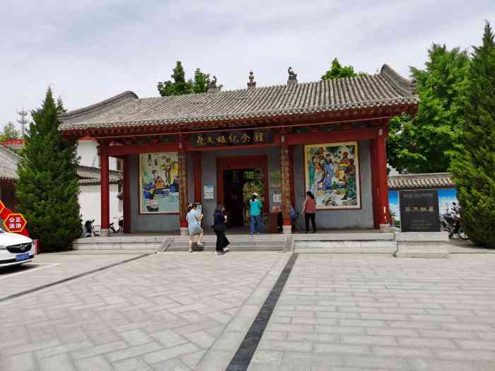 来蓝田市区吃完饭,打开点评看看附近有哪些景点,最近的是蔡文姬纪念馆