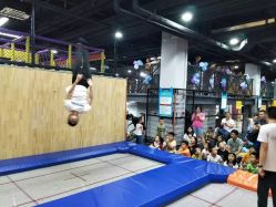 -蹦贝运动中心·蹦床·攀岩·闯关(龙岗店)