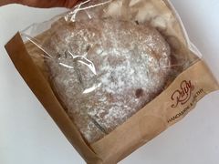 酒制樱桃软欧面包-红宝石·鲜奶小方·海派西点房(南丹店)