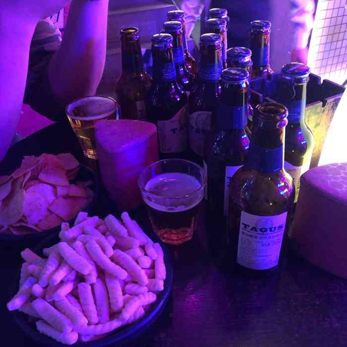 打分 今晚住在鼓浪屿岛上,晚上无聊就去酒吧坐坐,吹吹海风听听音乐