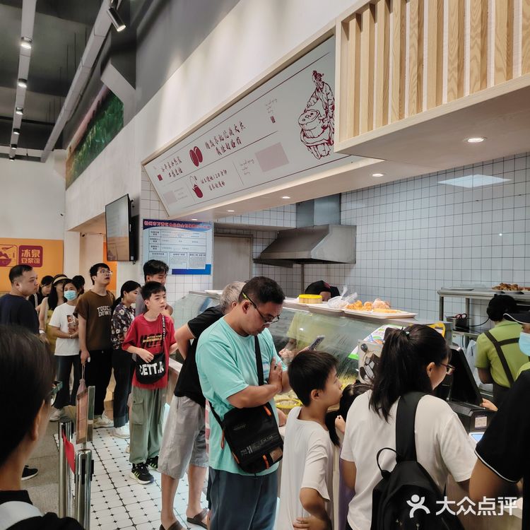 梧州南站打车到冰泉豆浆怡景店，快到这店路的两旁好多美食