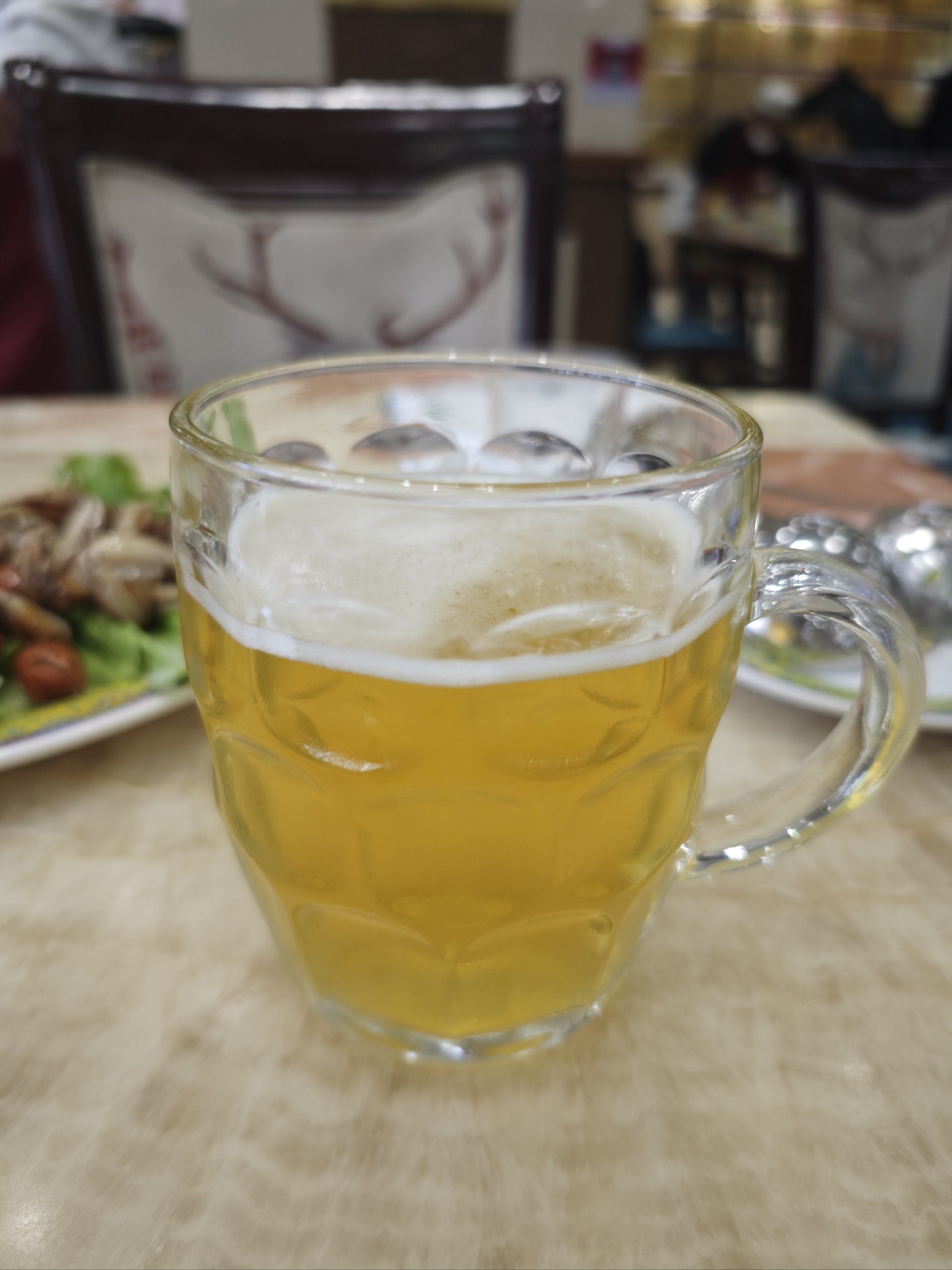 满满的啤酒杯