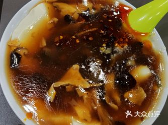 天津习惯是再淋麻酱。有些地方如东北河北等还加香菜
