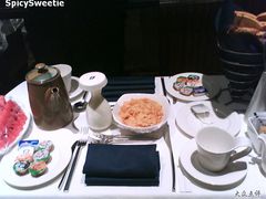 电梯里面拍到的送餐：-D-重庆解放碑帝晶酒店·姜厨房西餐厅