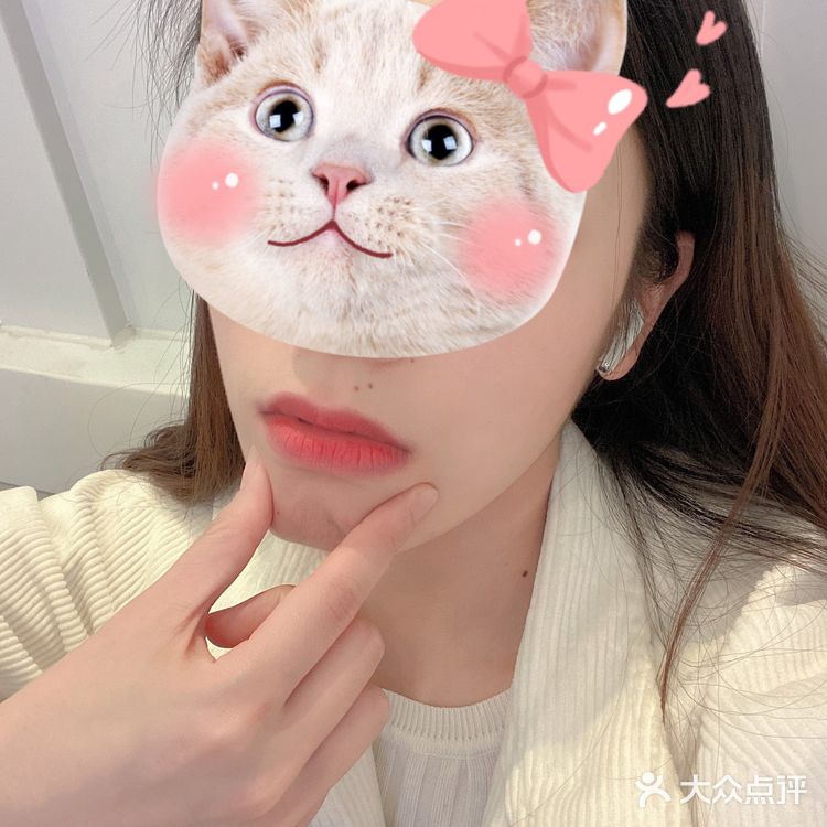 其实很多口红都是有点质地饱和度不同的同色系