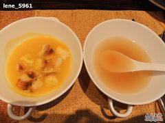 南瓜汤+烤面包、木瓜猪肉汤-上海东方佘山翰悦阁酒店·Vie全日制餐厅