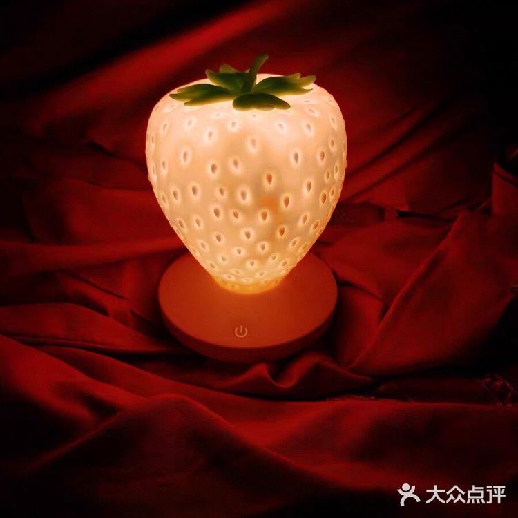 浪漫草莓灯给家居增添年味