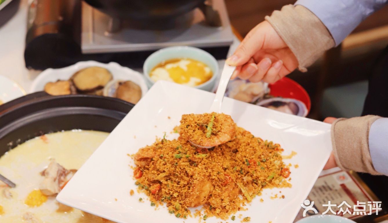 鲜奶麻糬泡在糖水中，香糯嫩滑，还可以拉出超长拉丝