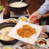 鲜奶麻糬泡在糖水中，香糯嫩滑，还可以拉出超长拉丝