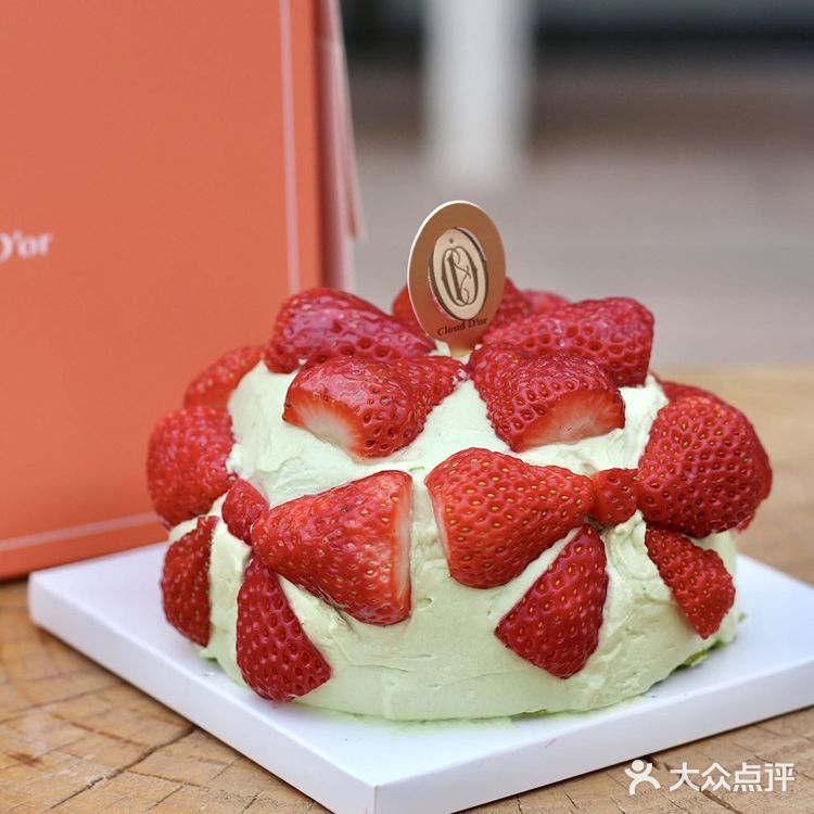 仿佛把一个精致的花园搭建在了蛋糕上面！