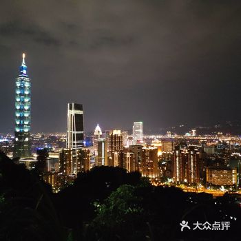 爬山为了看101大楼 本来计划20分钟慢慢走上去