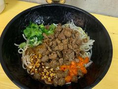 黑椒牛肉粒拌面-两勺子一碗口水鸡拌面