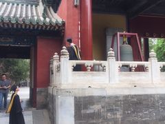 毕业生在门前拍照-孔庙和国子监博物馆