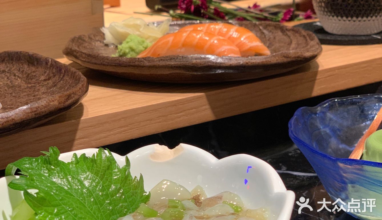 两个人吃了寿司和一个饭加甜品，前菜，人均80左右