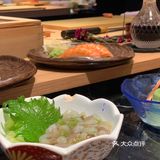 两个人吃了寿司和一个饭加甜品，前菜，人均80左右