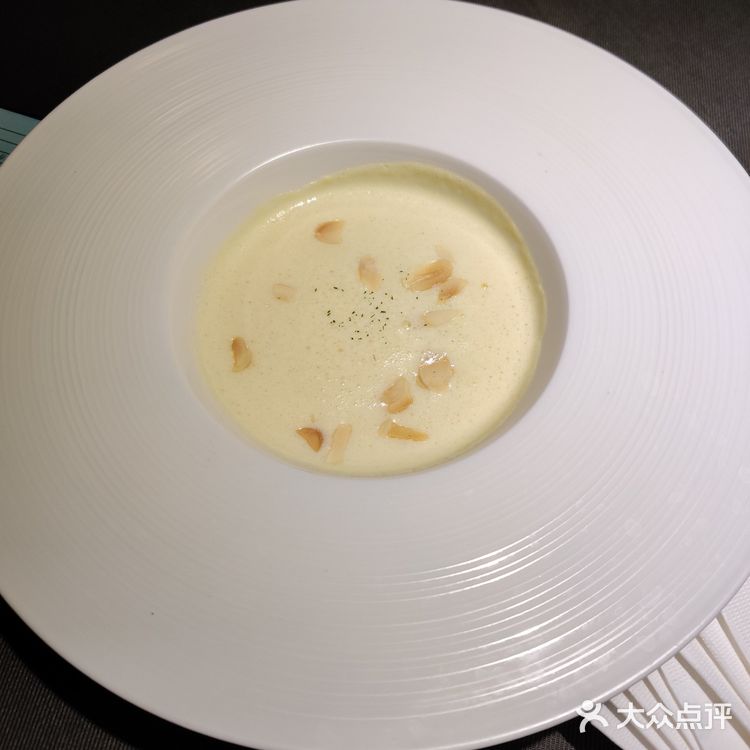 戈雅法餐厅红山店。门口是没有位置停车的，必须往前走到