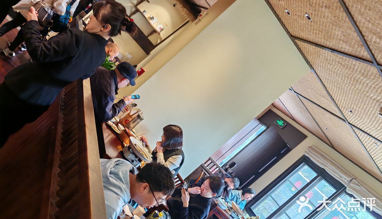 结果被街边的一家小店吸引了#小荷园乡野湖北菜