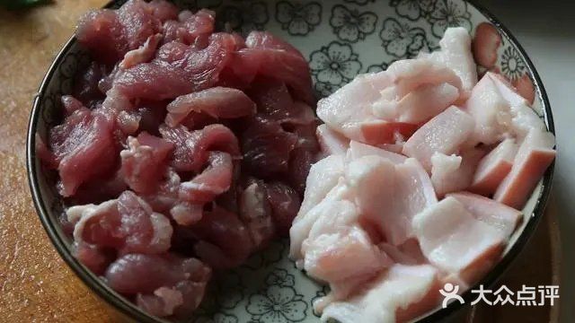 瘦肉炒变色后再放入切好的辣椒和大蒜头继续翻炒