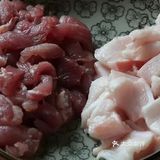 瘦肉炒变色后再放入切好的辣椒和大蒜头继续翻炒