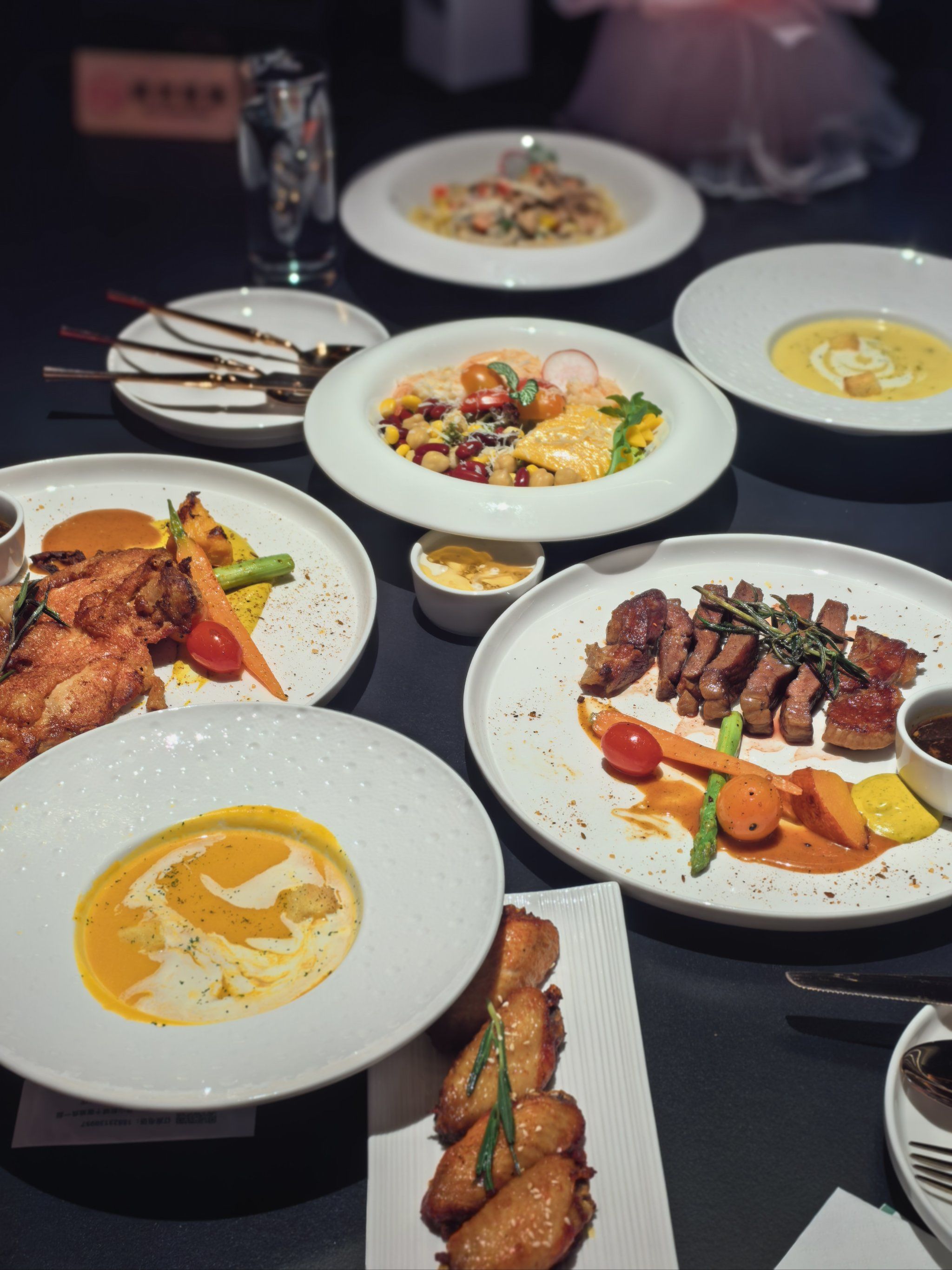 浪漫夜晚的美食约会