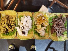 野生菌拼盘-有一锅·野生菌黑山羊腊排骨火锅(古城北门店)