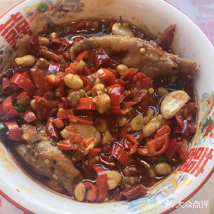 鸡脚吸满了酱汁，吃起来特别入味，真不亏是热门！