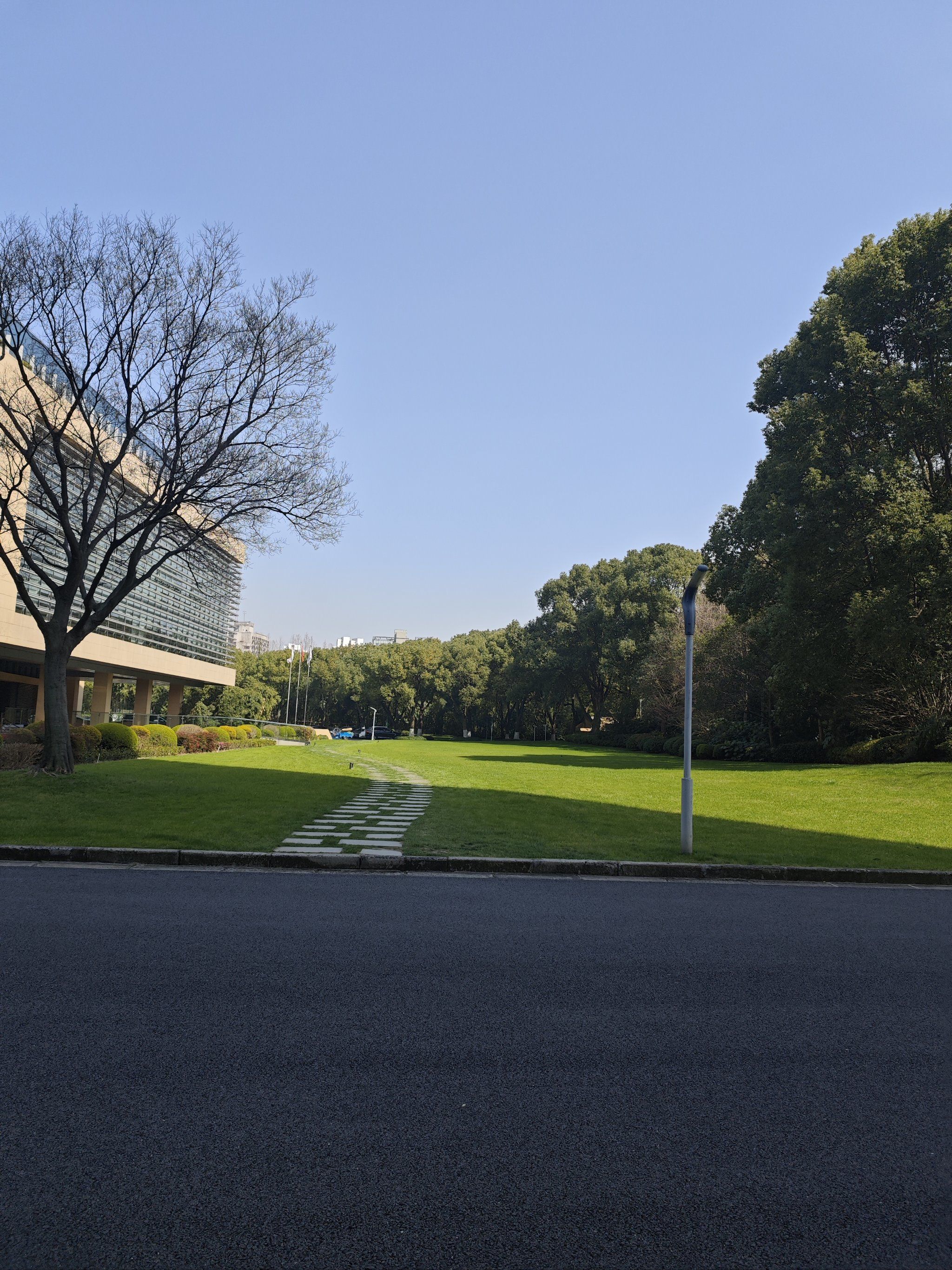 申通地铁总公司坐落于地铁15号线吴中路站的地面