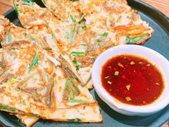 海鲜葱饼-明洞阿姨·韩式酱蟹烤肉·创意料理(三元桥店)