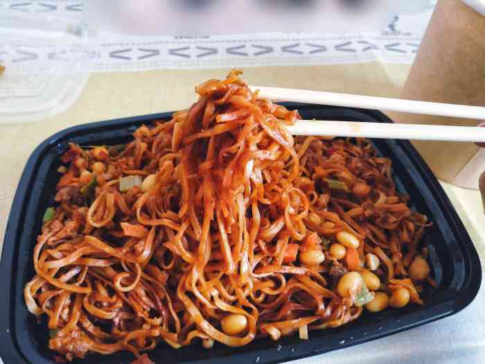 「麻婆肉酱焖面」闷得很入味,辣度不是很高,比较好接受那种,面有些