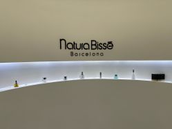 -微笑雨嘉造型护肤