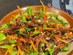 酸辣干巴-阿山卓·野生菌火锅·纳西火塘烤肉