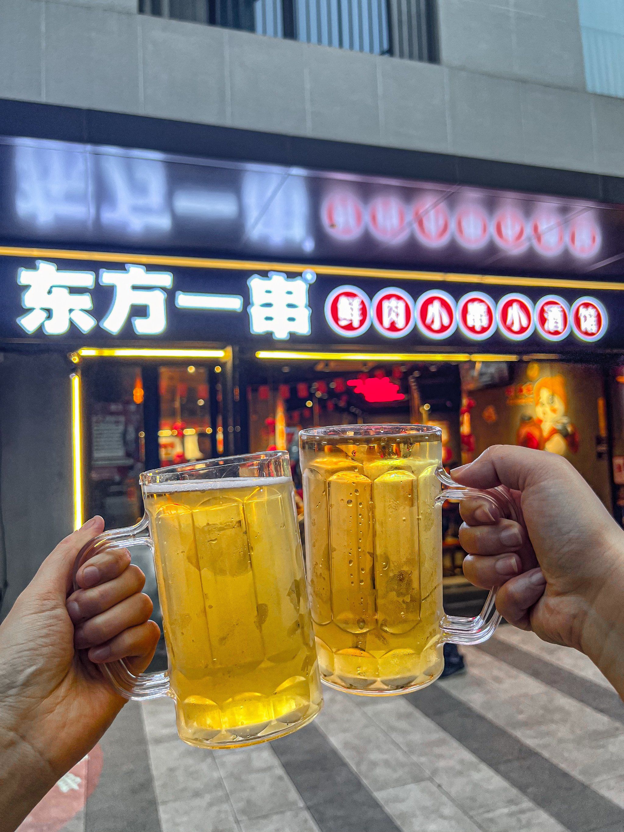 烧烤配啤酒,便宜又对味,干杯!