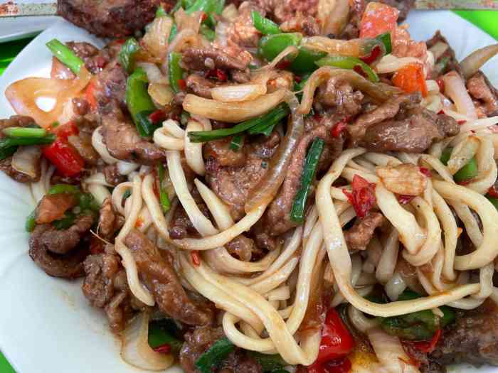 托克逊老四号清真餐厅-"新疆拌面俗称"拉条子",在新疆的特色美食.