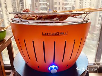 去烧烤店买了点羊肉串，大腰子，羊排，花了300多块钱…