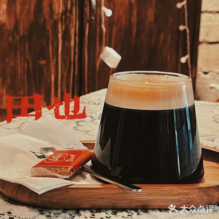 等车途中的乡村风咖啡馆-田也