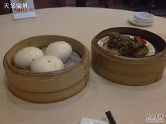蛋黄金沙包－大爱，右边是老公的黑椒牛仔骨-福满园大酒楼(梅林店)