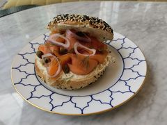 烟熏三文鱼贝果-茶源Fountain Lounge大堂吧·北京东方君悦大酒店