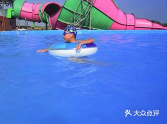 游泳可以让小孩儿变得越来越坚强。