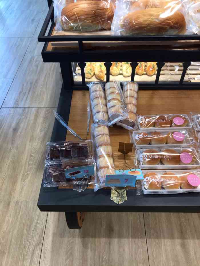 美丽家族(凤凰店)-"美丽家族新出了蚕豆面包哈哈哈哈看到的时候.