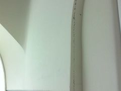 躺在床上看床头的裂缝-视界风尚酒店(京基万象城大剧院地铁站店)