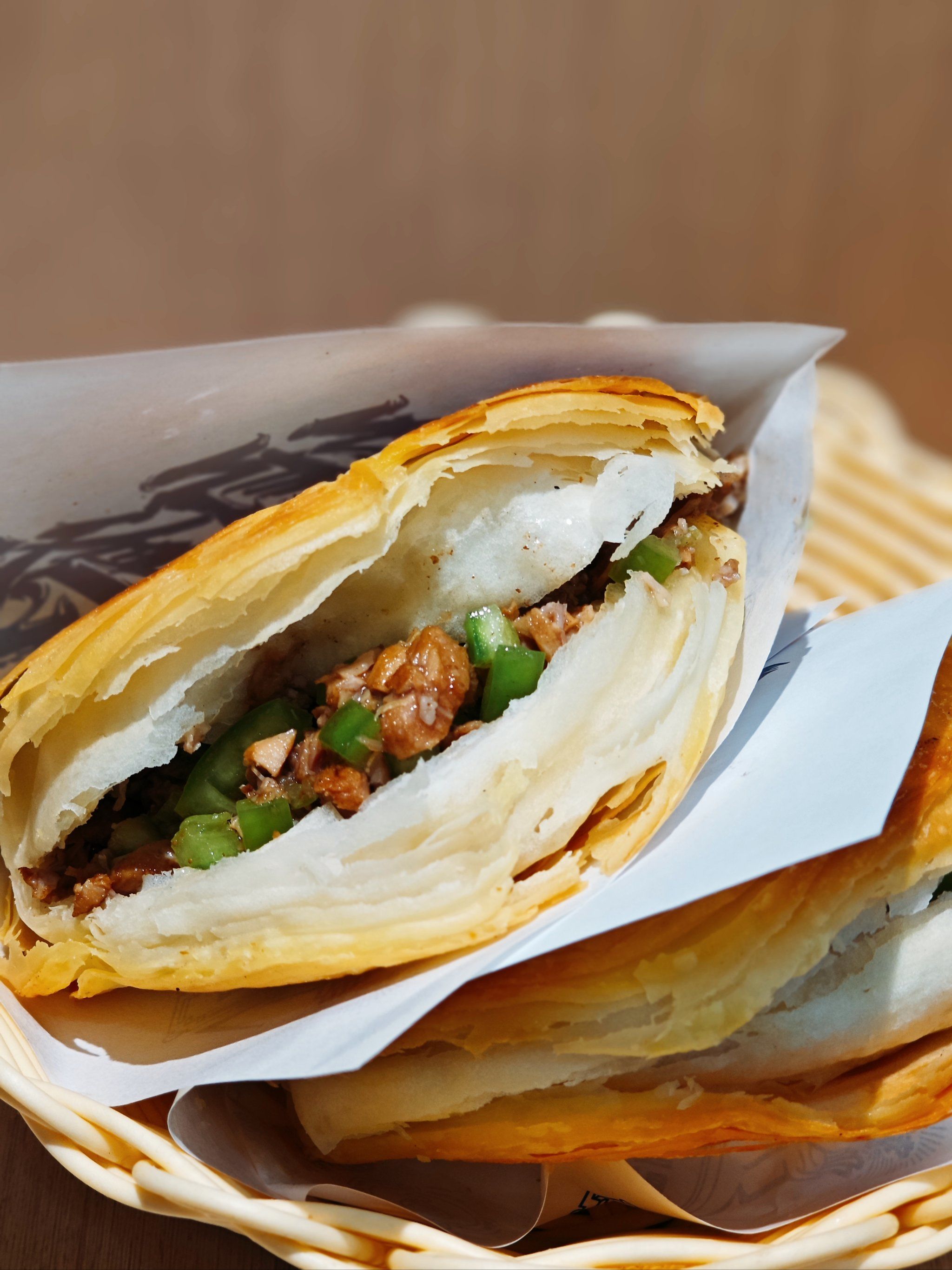 肉夹馍有特色腊汁.肥肠等等