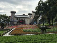 酒店位于宝晶宫公园内-英德宝晶宫天鹅湖茶语温泉