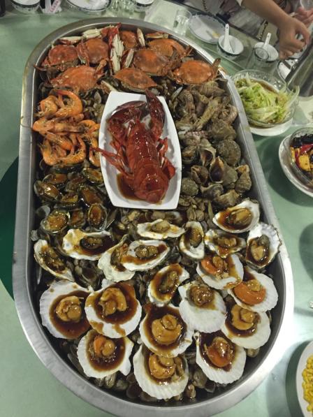老兵尼特海鲜家常菜-"终于吃到了一大桌的海鲜大咖,扇贝很肥美哦.